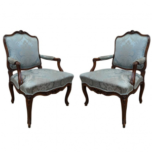 Een paar Louis XV fauteuils door Noël Poirié