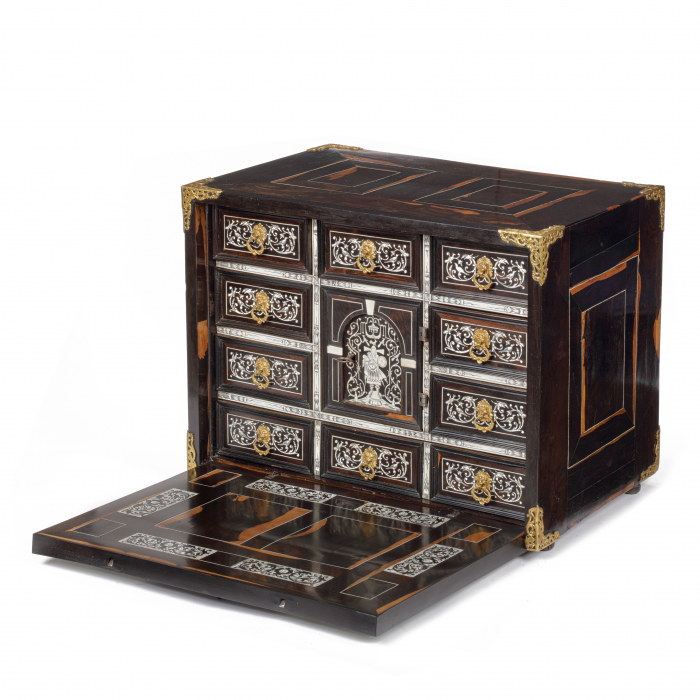 アート・デザイン・音楽 The Collector's Cabinet and Miniature Collectors' cabinet | B&B