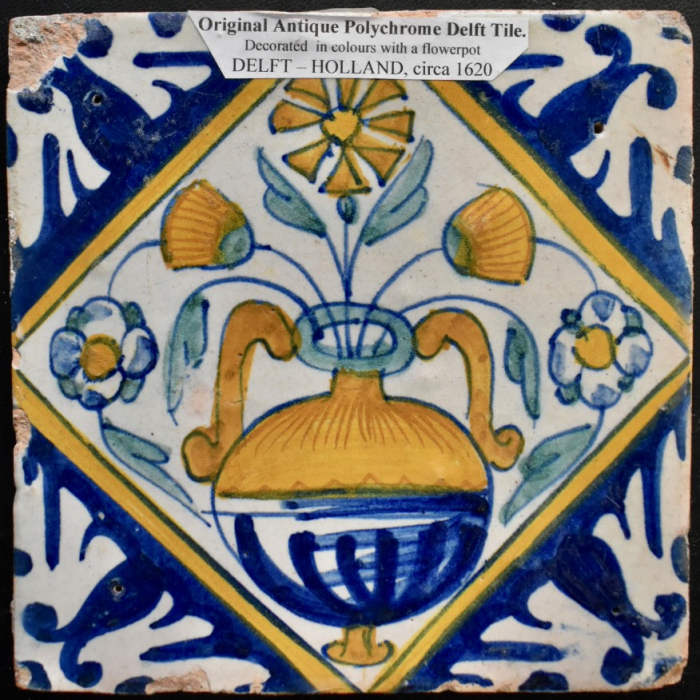 Delft polychrome ポット A pair of Dutch Delft polychrome beaker vases and two chargers