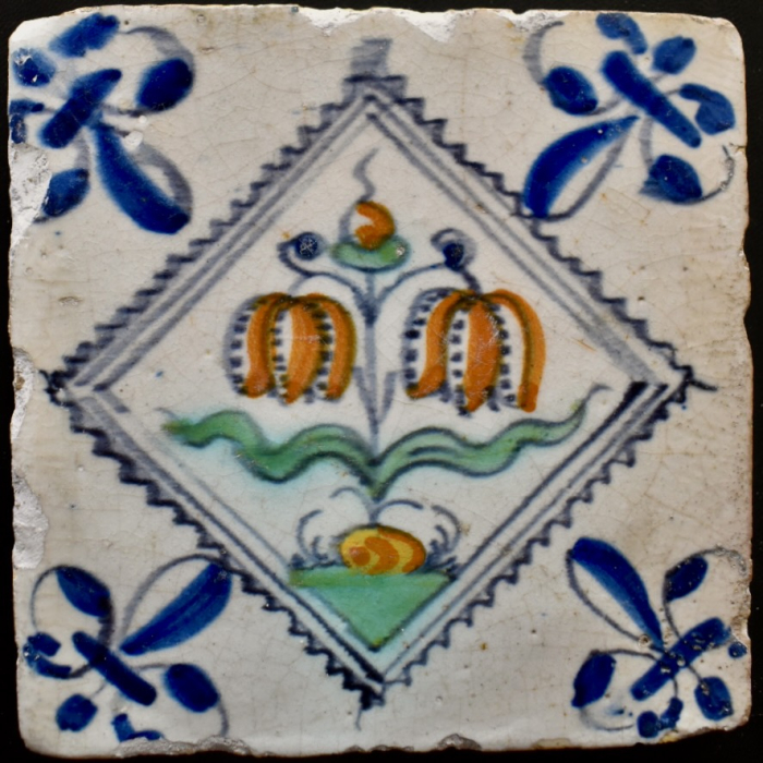 Antieke Nederlandse 17e Eeuwse Polychrome Delft Tegel Kievietsbloemen