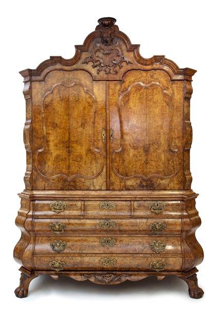 A Louis XV en noyer armoire avec les genoux ouverts avec des tiroirs secrets