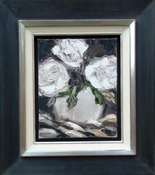 Grijs vaasje met witte rozen