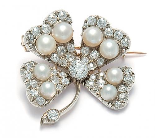 Broche sertie de diamants taille ancienne et perles naturelles.