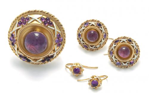 Mis victorienne compos&Atilde;&copy; de: broche, boucles d'oreilles, grandes et petites d'am&Atilde;&copy;thystes et d'&Atilde;&copy;mail blanc