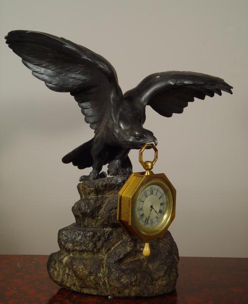Aigle se forme en bronze regarder et regarder l'horloge avec la r&Atilde;&copy;p&Atilde;&copy;tition trimestre