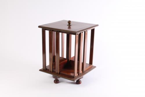 Une petite anglaise en acajou de laiton incrust&Atilde;&copy;s biblioth&Atilde;&uml;que tournante, circa 1880.
