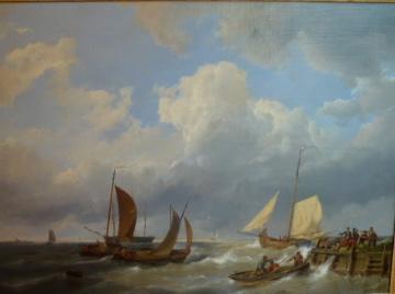 Binnenhalen van de sloep. Rechts op steiger 7 figuren.