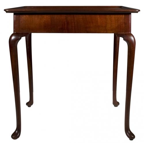 Une table &Atilde;&nbsp; th&Atilde;&copy;