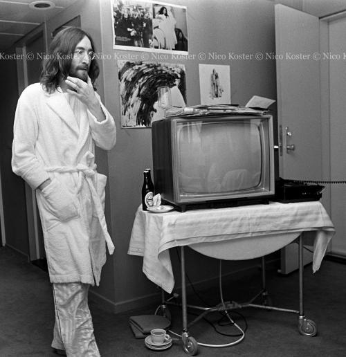 John Lennon & Yoko Ono - PEACE - Room 902 Hilton #24