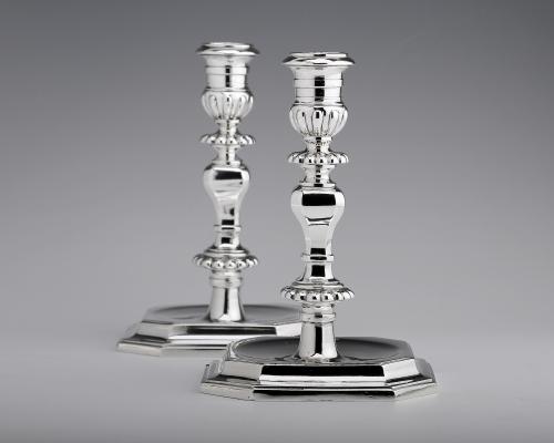 Un par de candelabros de plata antigua