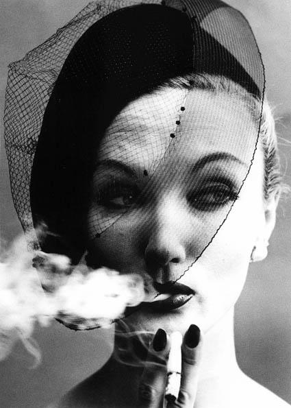 La fum&Atilde;&copy;e et le voile, Paris, Vogue