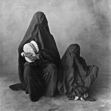 Dos mujeres, vestidas de negro, con pan, Marruecos 1971