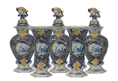 Un cinq pi&Atilde;&uml;ces polychrome Delft Garniture