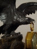 Een bronzen adelaar horlogestandaard met koetshorloge met kwartierrepetitie
