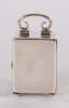 Een aantrekkelijk Engels miniatuur zilveren reisklokje gemerkt voor Londen 1901