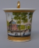 Twee Empire kop en schotels en een koffiepot, beschilderd met Hollandse stadsgezichten