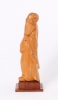 Een fraai gestoken Chinees houten beeldje van een man, circa 1920.