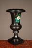 Een decoratieve Italiaanse zwart marmeren vaas ingelegd met malachiet, omstreeks 1880