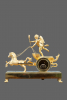 Een Franse Empire vuurvergulde bronzen strijdwagen pendule ‘Char D’Amour’ - Jean Simon Deverberie