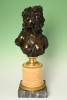 Een bronzen buste, voorstellende een Bacchante.