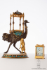 Een miniatuur reisklokje op gepatineerd bronzen cloisonné sculpturale standaard, circa 1880.