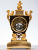 Een fraaie Franse Empire verguld en gepatineerd bronzen vaaspendule, circa 1800.