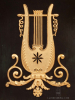 Een Franse Empire verguld en bronzen getoogde pendule, circa 1800