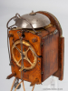 Een klein Duits Zwarte Woud Sorg wandklokje met slagwerk en wekker, circa 1840.