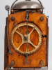 Een klein Duits Zwarte Woud Sorg wandklokje met slagwerk en wekker, circa 1840.