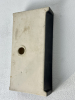 Jan van der Vaart (1931-2000) Afmeting: 3,7 x 20,8 x 10,5 cm. (hxwxd), Een bronskleurig geglazuurde rechthoekige steengoed (pennen)bak, jaren '60, gesigneerd aan de onderzijde met kunstenaar-initialen.