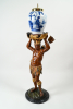 Polychroom beschilderd houten Tabaksmannetje met daarop Delfts aardewerken tabakspot