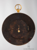 Een Franse Empire verguld bronzen ronde cartel wandklok, circa 1800.