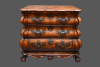 Driemaal gebogen, 18de eeuwse Hollandse commode.