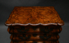 Driemaal gebogen, 18de eeuwse Hollandse commode.