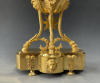 Een Directoire vaaspendule met griffioenen, Frankrijk circa 1800.
