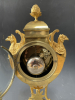 Een Directoire vaaspendule met griffioenen, Frankrijk circa 1800.