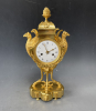 Een Directoire vaaspendule met griffioenen, Frankrijk circa 1800.