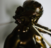 Carl Binder, Zwitserse beeldhouwer (1881-1951), bronzen sculptuur van een dansende vrouw met twee ivoren fluiten op een groen marmeren basement. - Carl Binder