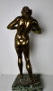 Carl Binder, Zwitserse beeldhouwer (1881-1951), bronzen sculptuur van een dansende vrouw met twee ivoren fluiten op een groen marmeren basement. - Carl Binder