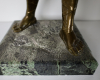 Carl Binder, Zwitserse beeldhouwer (1881-1951), bronzen sculptuur van een dansende vrouw met twee ivoren fluiten op een groen marmeren basement. - Carl Binder