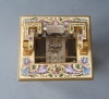 Karakteristieke  Franse reisklok, email cloisonné decoraties, zilver en goud, ca 1890. 