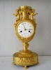Directoire urn-klok, ode aan de liefde en muziek, uitzonderlijke gemodelleerd en geciseleerd  brons, Delecoeuillerie à Tournay. ca. 1795.