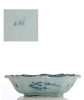 Een Blauw - Wit Delfts Aardewerk Diepe Rechthoekige Kom - De Porcelyne Lampetkan - The Porcelan Ewer Factory