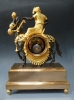 Prachtig vuurvergulde en gepatineerde sculptuur pendule, Arabier met muildier, gesigneerd Coeur & fils à Paris, Directoire, circa 1795-1800.