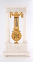 Een fraaie Franse albasten en verguld bronzen kolomklok met vrijslingerend uurwerk, circa 1830.