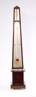 Een Franse obelisk barometer, waarschijnlijk vervaardigd in 1836