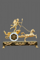 Een Franse Empire vuurvergulde bronzen strijdwagen pendule ‘Char D’Amour’ - Jean Simon Deverberie