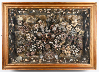 Kijkkastje met bloemenmand van allerlei soorten schelpen