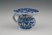 A Chinese porcelain spittoon