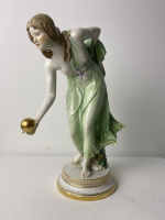 Walter Schott, voor Meissen, Art Nouveau Model 'Frau mit der Kugel', ontwerp 1897, uitvoering 1910, 'Frau mit der Kugel' - Walter Schott